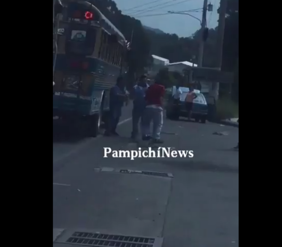 La pelea de los pilotos de buses qued&oacute; grabada en video. (Foto: Captura de Facebook/Pampich&iacute;News)