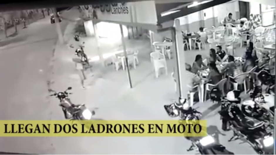 Los asaltantes toman por sorpresa el restaurante de la ciudad de R&iacute;o Branco. (Captura Youtube)