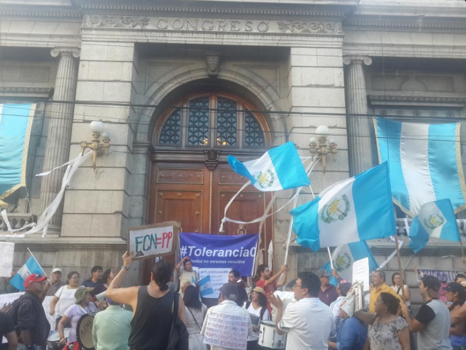 Los manifestantes despu&eacute;s de haber estado separados en el Palacio y Congreso se concentraron en un mismo lugar. (Foto: Twitter, justiciayagt)