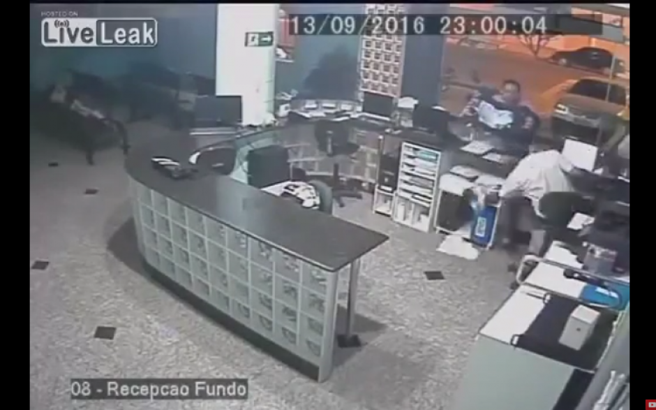 Un padre coloca el portabeb&eacute; en un mostrador, pero &eacute;ste se resbala y el peque&ntilde;o sale disparado. (Captura Youtube)