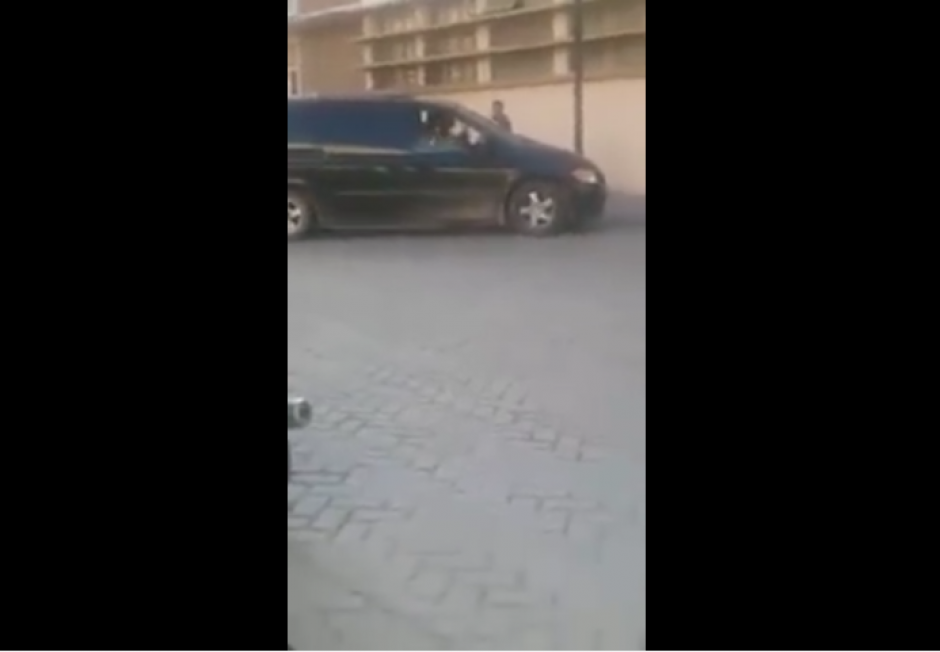 La mujer va en su camioneta cuando encuentra a su expareja con otra mujer. (Captura Youtube)