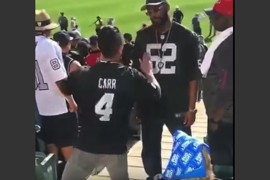 Este aficionado se meti&oacute; con quien no deb&iacute;a. (Captura de pantalla)