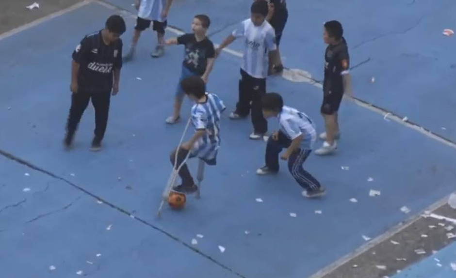 Santi Fretes juega con muletas, pero tiene una zurda m&aacute;gica (Foto: Los Andes.com)