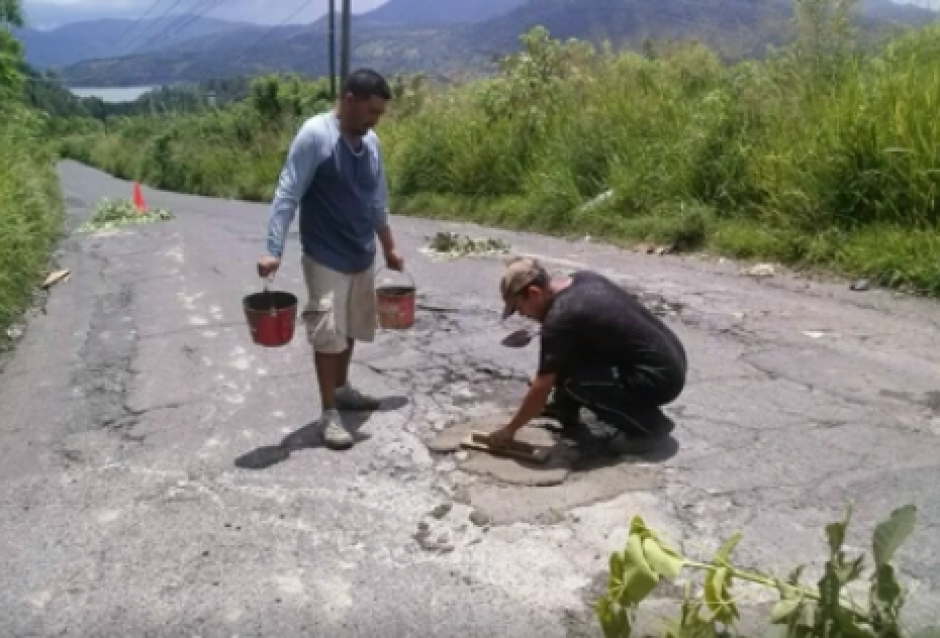 Un grupo de vecinos de Amatitl&aacute;n tom&oacute; la iniciativa de reparar los baches de la antigua carretera hacia ese municipio. (Foto: Pampichi News)