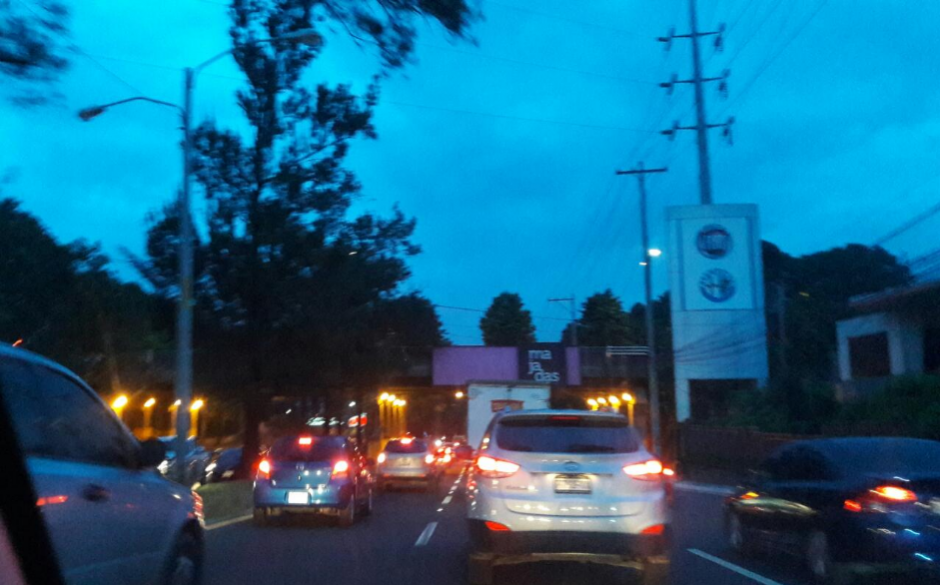 El desbordamiento del R&iacute;o Pinula bloque&oacute; varios carriles de Villa Hermosa. (Foto: Twitter, Dalia Santos)