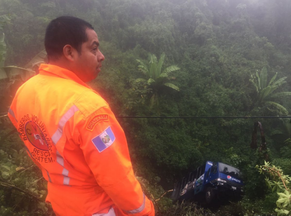 Un cami&oacute;n repartidor de bebidas gaseosas se fue a un barranco. (Foto: Dalia Santos/Twitter)