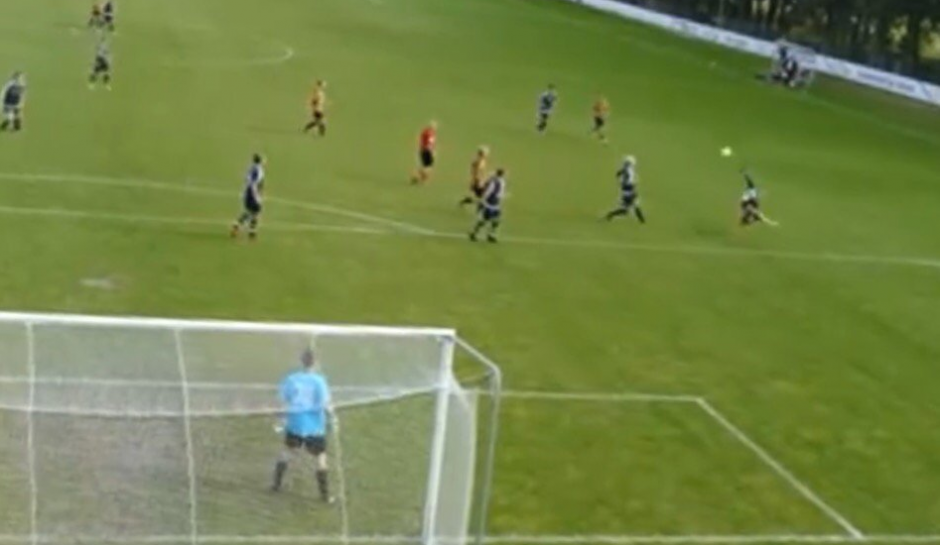 Imagen del incre&iacute;ble golazo en Dinamarca. (Captura de Pantalla)