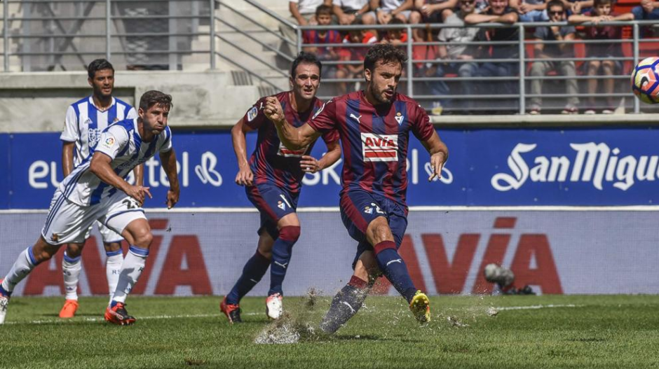 Pedro Le&oacute;n, al momento del remate vs la Real Sociedad. (Foto: Marca)