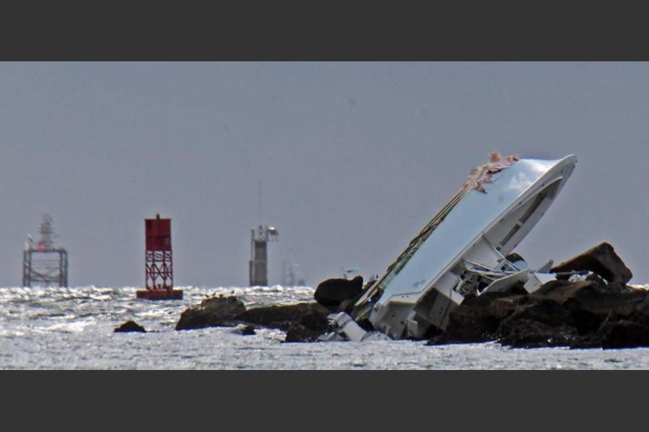 El bote choc&oacute; contra las rocas de un rompeolas. (Foto: Patrick Farrell/Miami Herald)