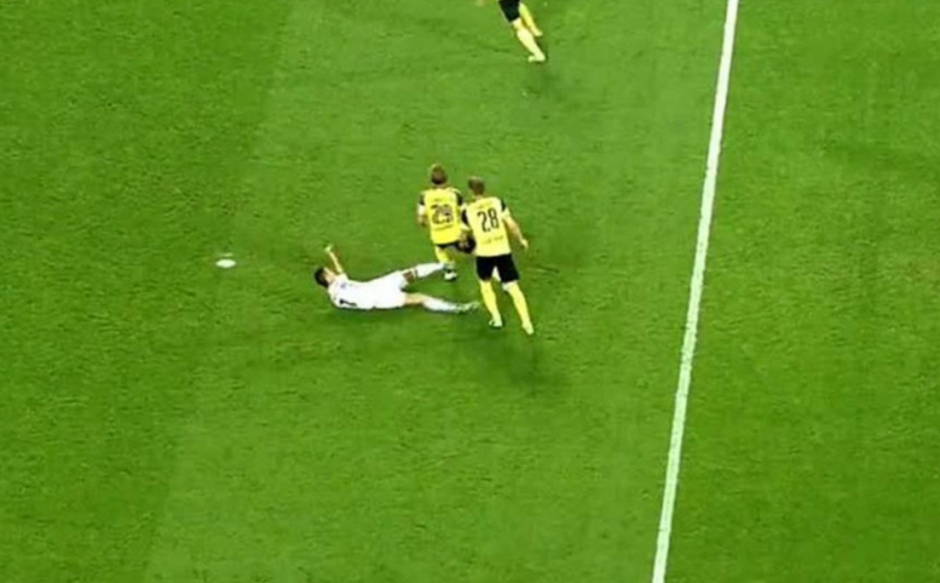 CR7 le solt&oacute; una "caricia" a Marcel Schmelzer. (Foto: AFP)