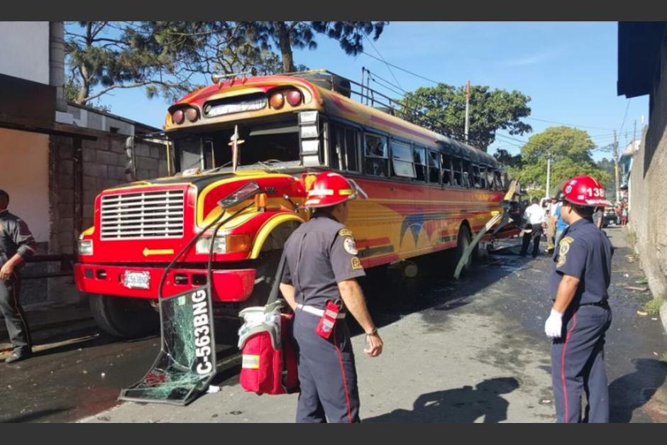 El atentado contra un autob&uacute;s dej&oacute; dos muertos y 17 heridos. (Foto: CBM Departamental)