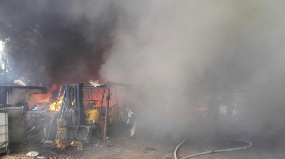 Un predio de carros y camiones fue consumido por el fuego. (Foto: Bomberos Municipales)