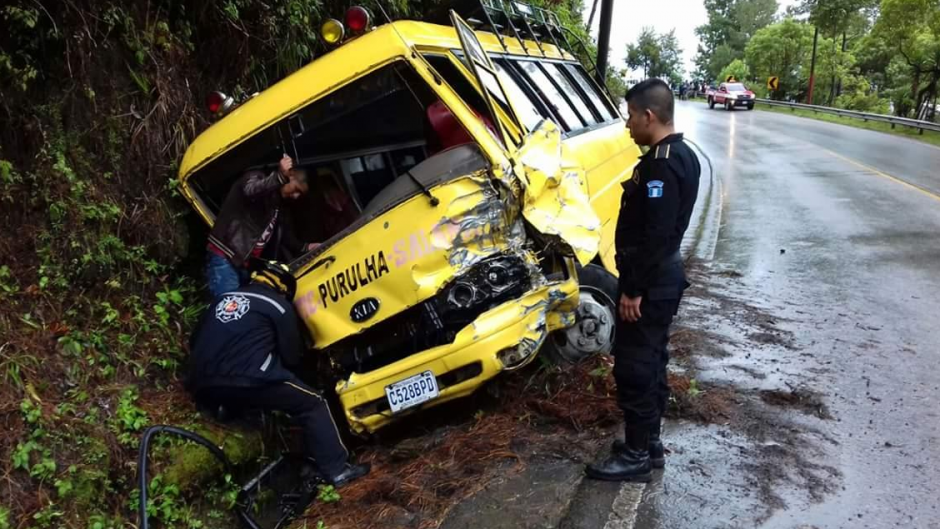 Un microb&uacute;s se accident&oacute; en la ruta a Cob&aacute;n. (Foto: Bomberos Voluntarios) 