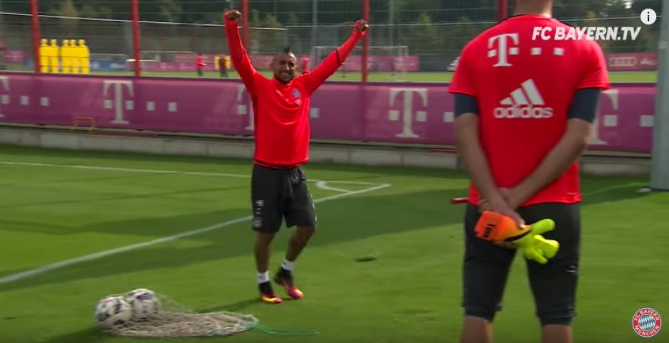 Arturo Vidal celebra su creaci&oacute;n. (Captura de Pantalla)