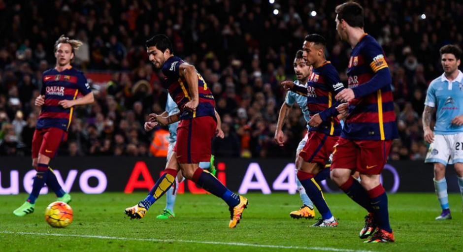 Luis Su&aacute;rez remata el penal indirecto de Messi. (Foto: Infobae.com)