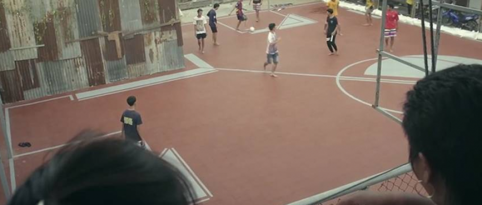 J&oacute;venes juegan en una de las curiosas canchas. (Foto: Infobae)