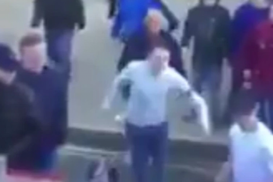 Borrosa imagen de la pelea en Londres. (Captura de Pantalla)
