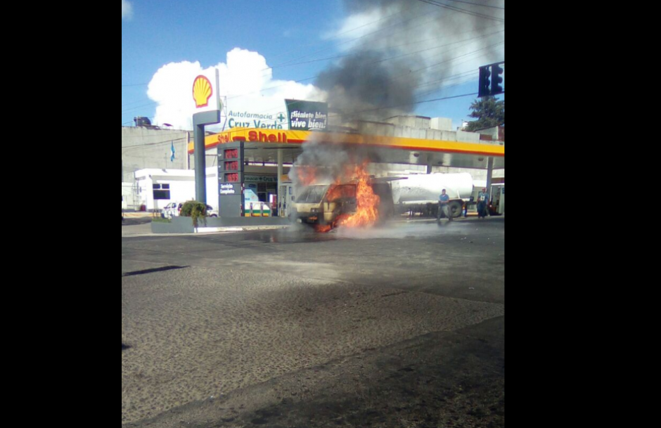 El incendio caus&oacute; alarma en el sector. (Foto: Twitter/@EmixtraPablo)