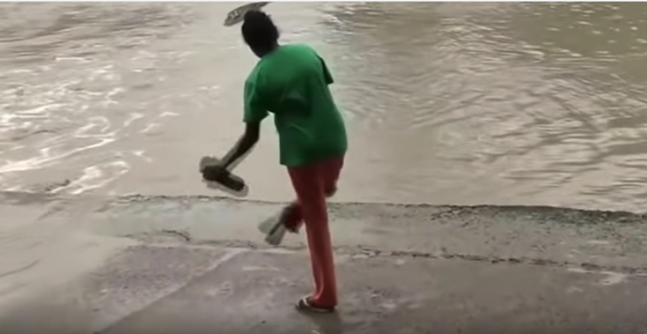 Esta mujer se quita la chancleta y espanta a un enorme cocodrilo. (Foto: Captura de video)