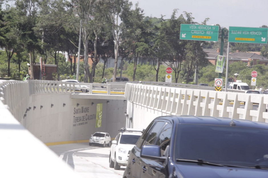 El paso a desnivel tard&oacute; nueve meses en ser construido. (Foto: Fredy Hern&aacute;ndez/Soy502) 