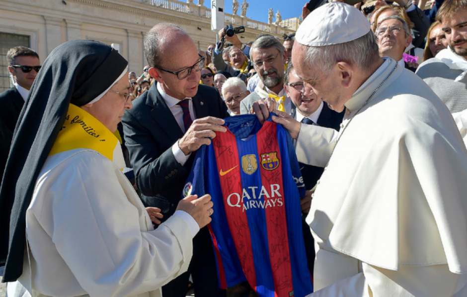 El Papa recibe su camisa firmada por toda la plantilla azulgrana. (Foto: Marca)