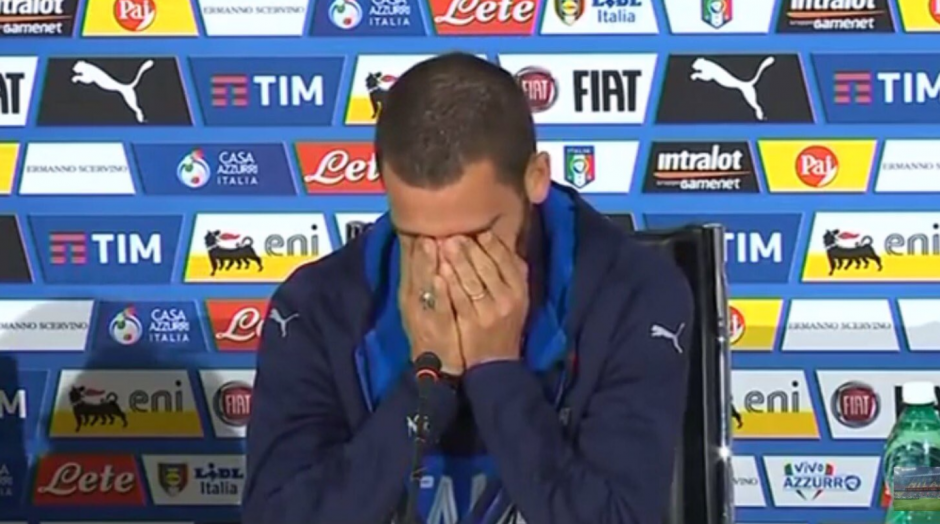 El defensa de la Juventus se emocion&oacute; al hablar de su peque&ntilde;o. (Captura de Pantalla)