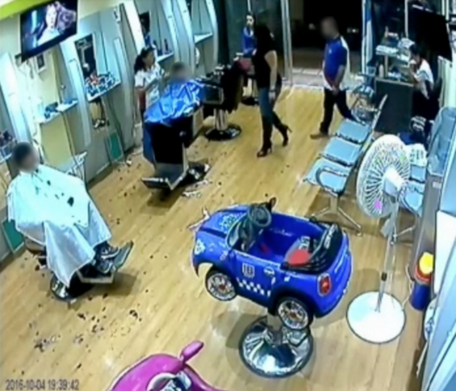 Las c&aacute;maras de seguridad captaron el momento de la agresi&oacute;n. (Foto: Captura de pantalla)