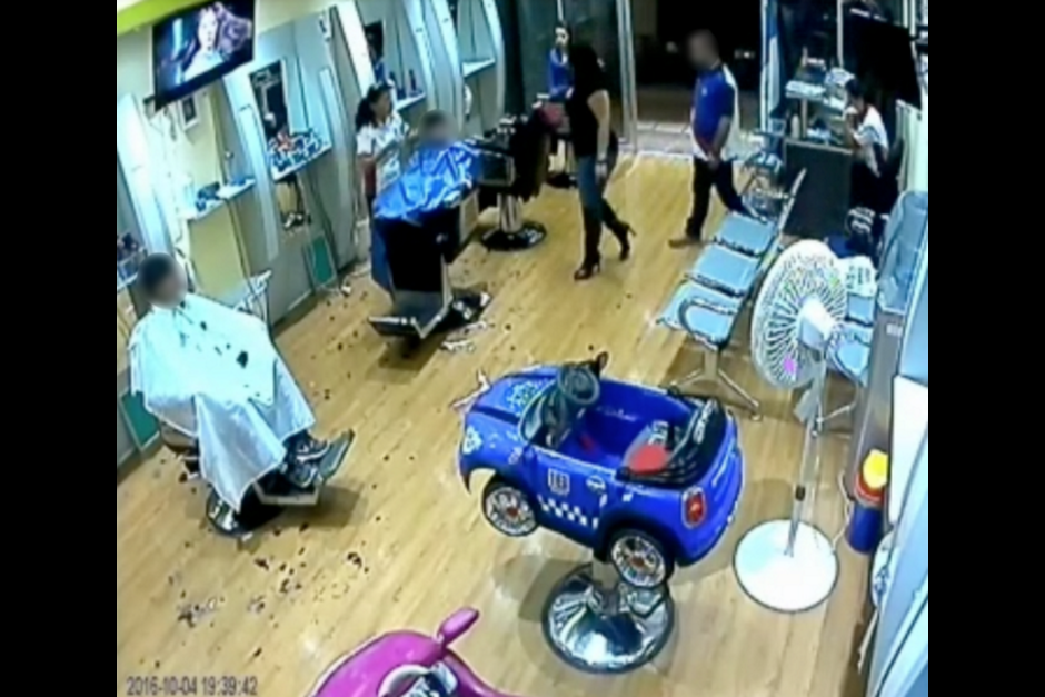 En las im&aacute;genes se observa el momento en el que el agresor se acerca al peluquero. (Foto: Captura de pantalla)