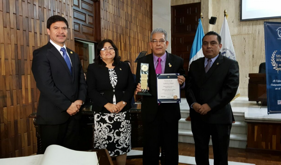 El juez Miguel &Aacute;ngel G&aacute;lvez recibi&oacute; el Galard&oacute;n de la Integridad Institucional del OJ. (Foto: OJ)
