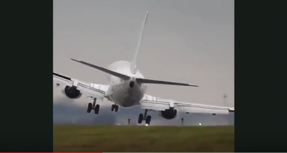 Un video muestra el aterrizage forzoso de un Boeing en el aeropuerto de Praga. (Foto: Captura de video)