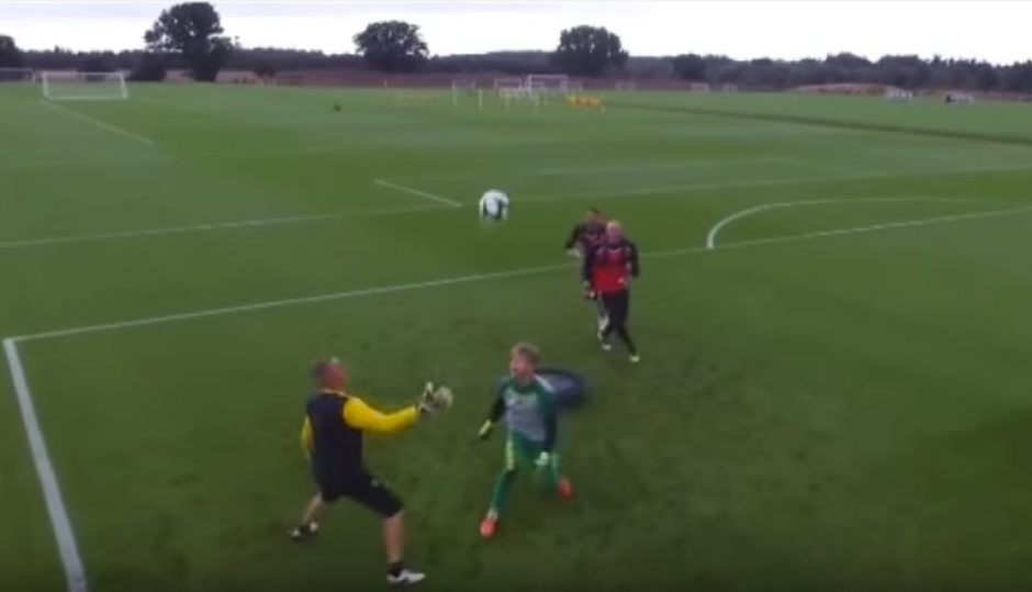 La peculiar forma de entrenamiento recorre las redes.  (Foto: Captura de video)