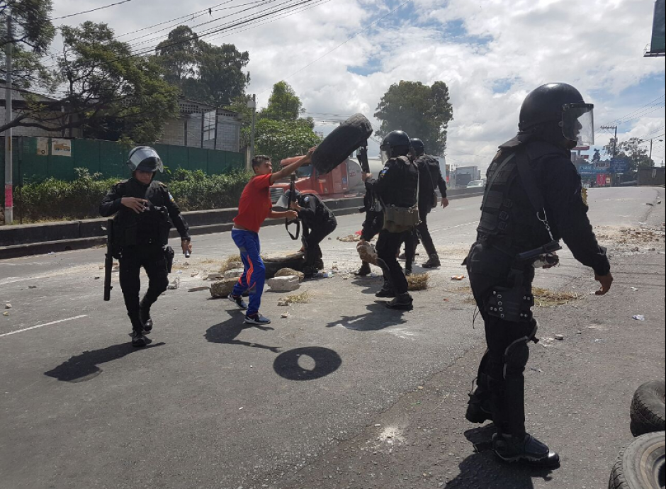 Luego de los enfrentamientos se liber&oacute; el paso en la ruta al Pac&iacute;fico. (Foto: PNC) 