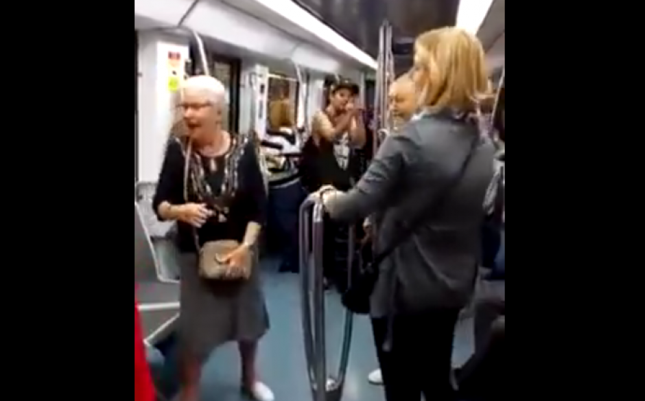 Dos ancianos bailaron de manera espont&aacute;nea ante unas rimas improvisadas en el metro de Barcelona. (Imagen: Captura de pantalla)