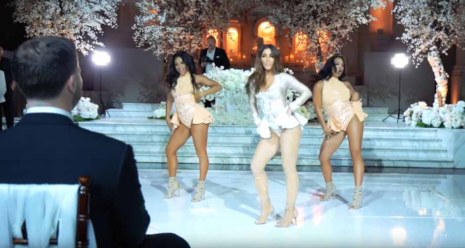 Melissa Molinaro sorprendi&oacute; a su ahora esposo Bryan Kowalski con un sensual baile. (Captura de pantalla: YouTube)