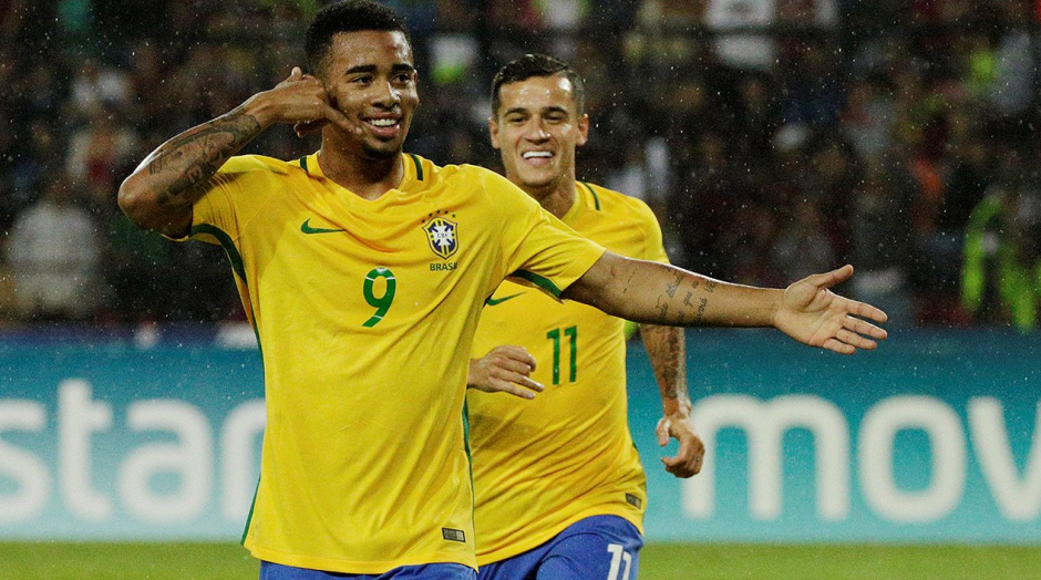 Gabriel Jes&uacute;s celebra con Philippe Coutinho. (Foto: AFP)