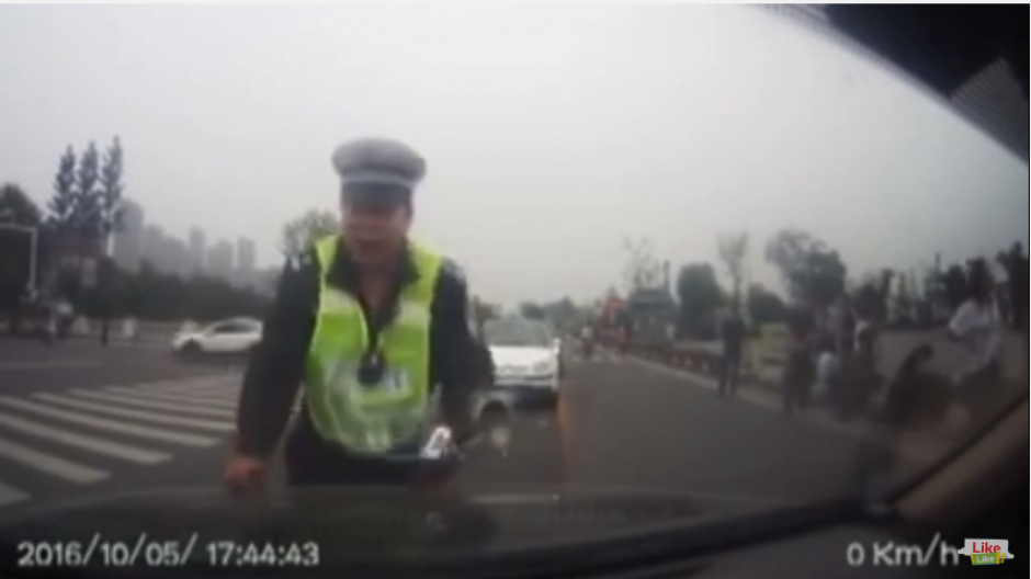 El agente se dirige al conductor para hacerle la prueba de alcoholemia. (Captura Youtube)