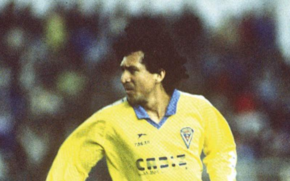 Jorge "El M&aacute;gico" Gonz&aacute;lez con el uniforme del C&aacute;diz. (Foto: Wikipedia)