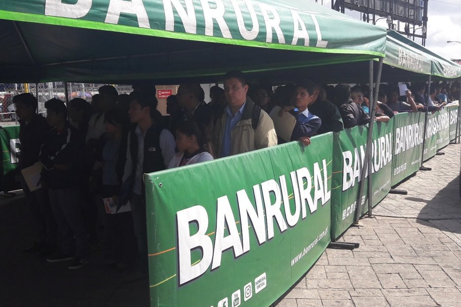 Miles de guatemaltecos en la Feria Nacional del Empleo. (Foto: Javier Lainfiesta/Soy502) 