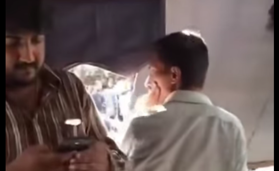 Un video grabado en Pakist&aacute;n y publicado en YouTube muestra una de las bromas m&aacute;s viejas que existen. (Imagen: Captura de pantalla)