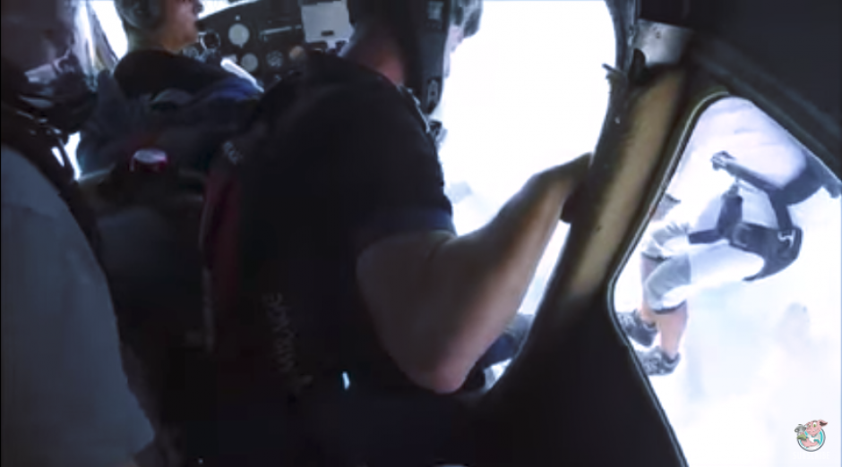 El deportista se prepara para lanzarse al vac&iacute;o mientras espera su turno. (Captura Youtube)