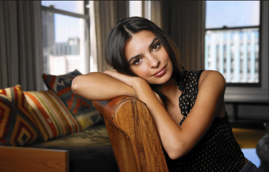 La modelo pos&oacute; en un sexy kimono. (Foto: La Vanguardia) 