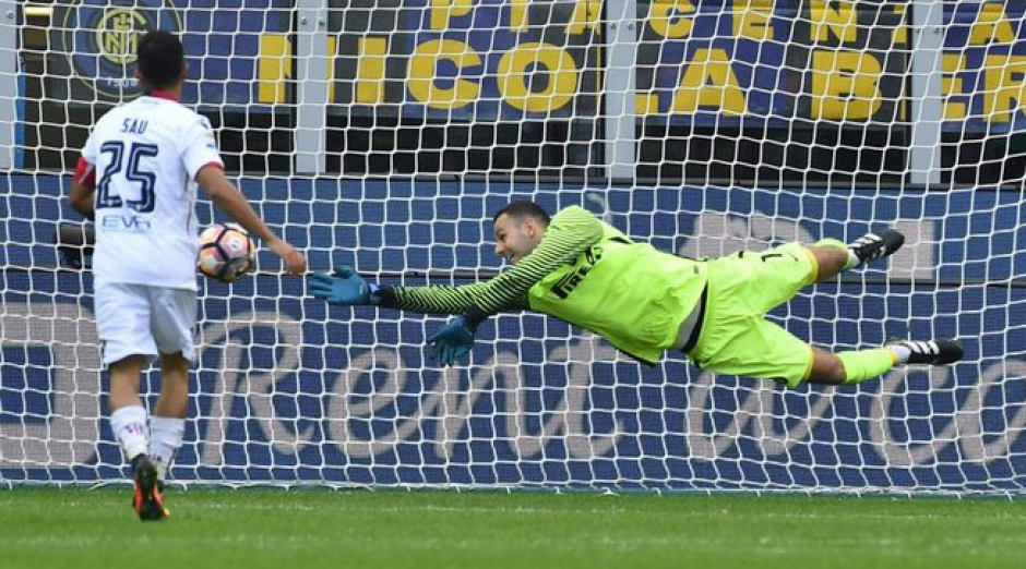El portero Handanovic realiz&oacute; un extra&ntilde;o lance que le cost&oacute; la derrota a su equipo. (Foto: AFP)