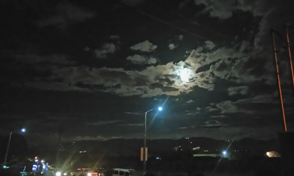 La superluna vista desde Villa Nueva. (Foto: @GudielGerson /Twitter)