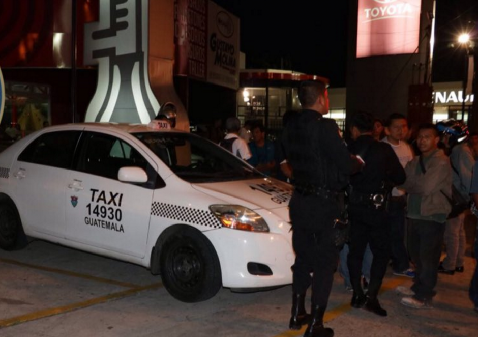 Un supuesto asaltante fue detenido en la zona 13. (Foto: Bomberos Municipales) 