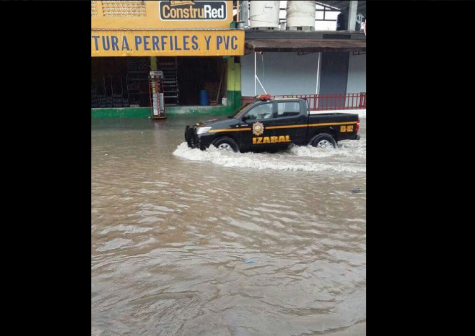 Las lluvias afectaron por dos horas a Puerto Barrios. (Foto: Izabal Informativo)