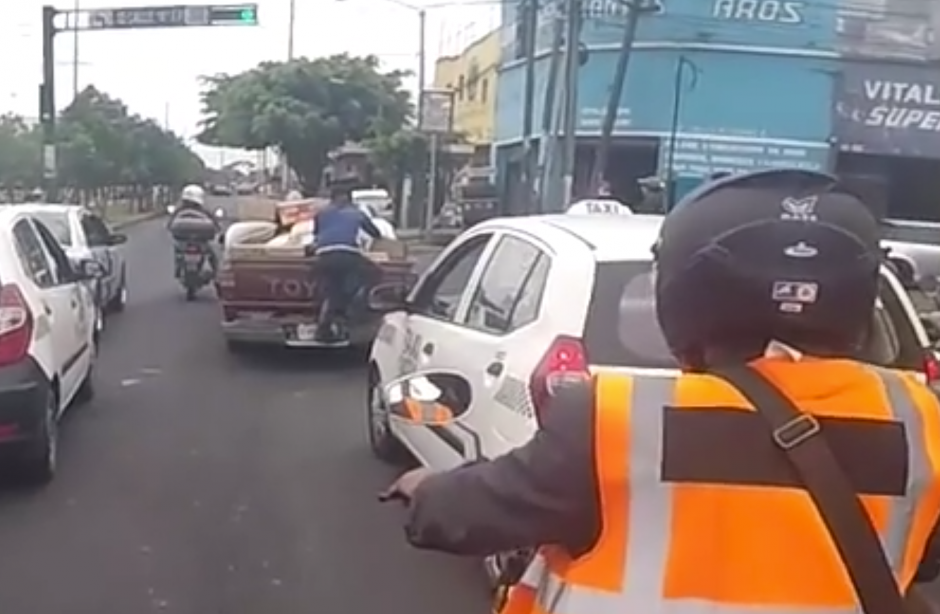 Un video muestra la forma en que un hombre roba de un pick up. (Foto: Facebook/San Jos&eacute; VN)