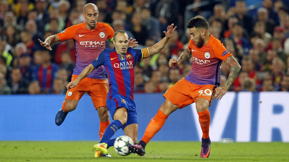 Andr&eacute;s Iniesta dej&oacute; a Fernandinho en el aire. (Foto: AFP)