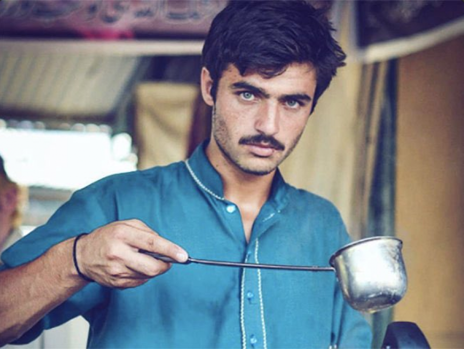 Arshad Khan es un joven de 18 a&ntilde;os que vend&iacute;a t&eacute; en Pakist&aacute;n. (Foto: Jiah Ali)