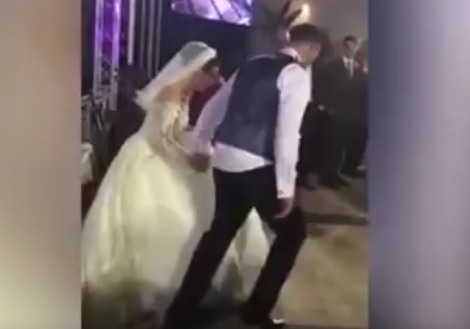 Los reci&eacute;n casados se lanzaron a la piscina que se encontraba en el lugar de la recepci&oacute;n y la novia casi se ahoga. (Captura de pantalla: YouTube)