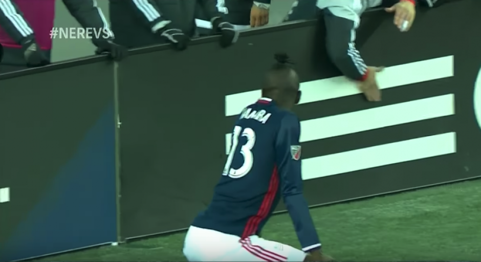 Kei Kamara "se movi&oacute;"...y le cost&oacute; una amarilla. (Imagen: captura de pantalla)